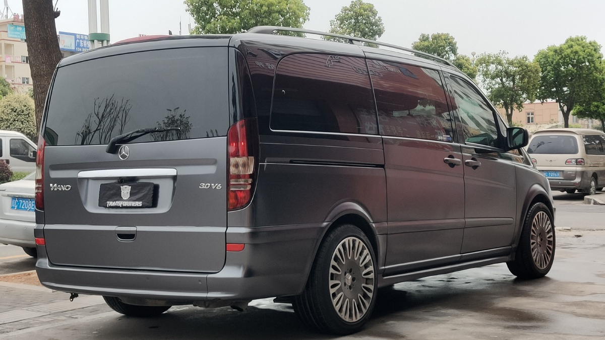 13款奔驰唯雅诺商务车