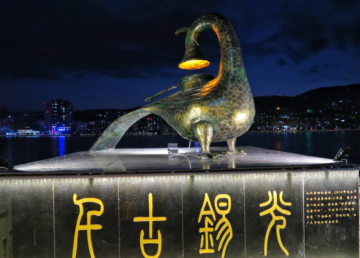 了锡业的历史辉煌已将过去而留下的只有记忆拍摄地云南个旧金湖岸边