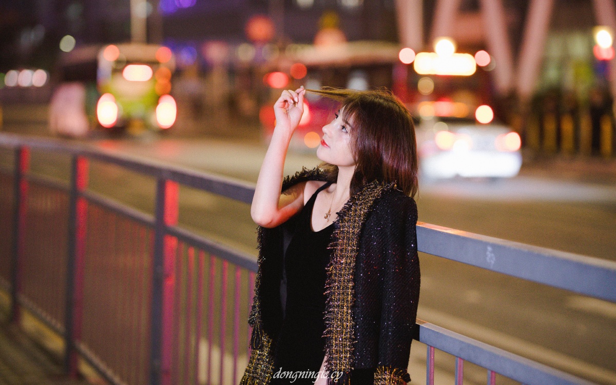 霓虹下城市的夜晚霓虹灯璀璨点亮了黑暗赶不走孤单游