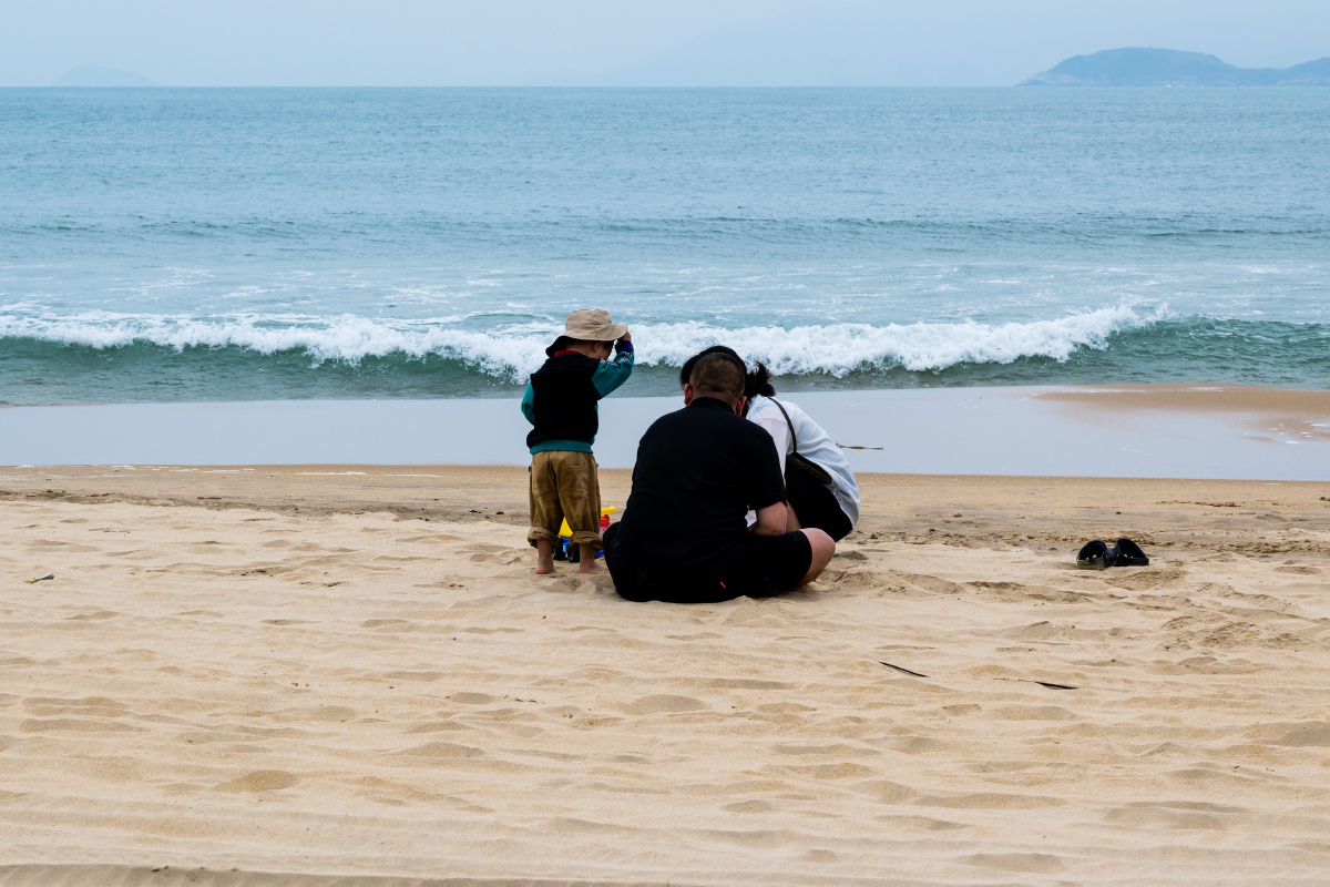 沙滩上幸福一家人