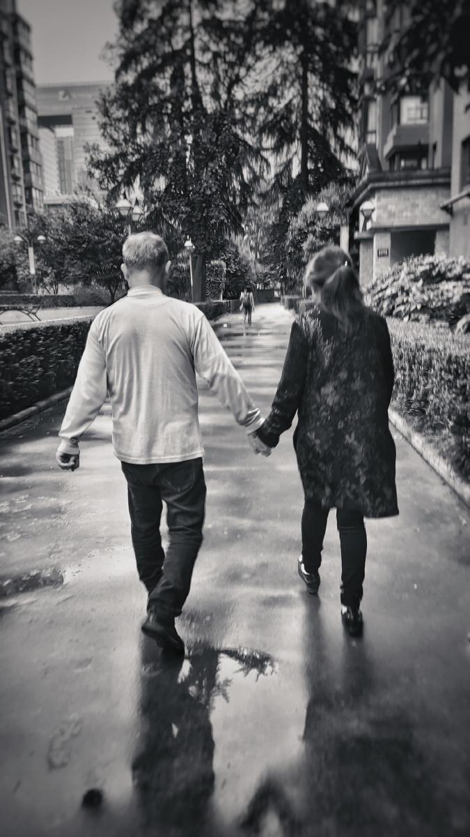 遛狗看到前面一对老夫妻手牵手很有感觉