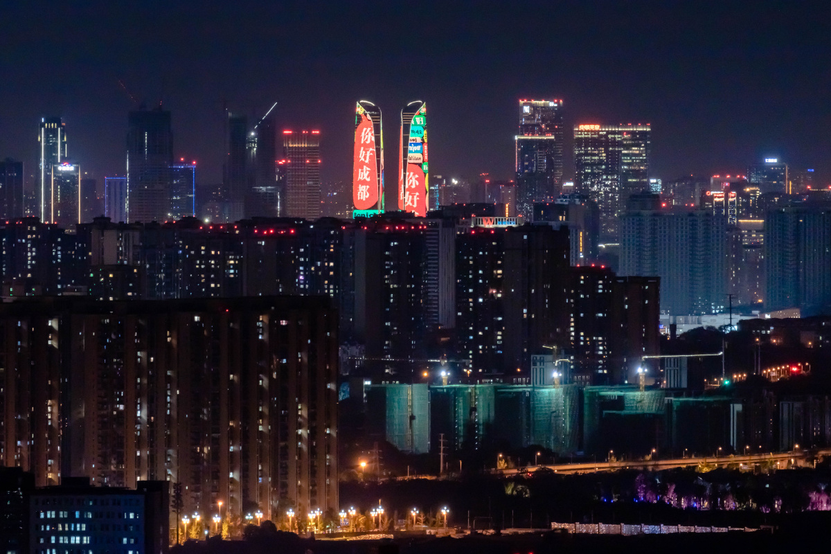 龙泉山俯瞰成都夜景金融城双子塔璀璨夺目