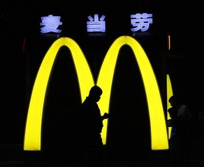 走过麦当劳