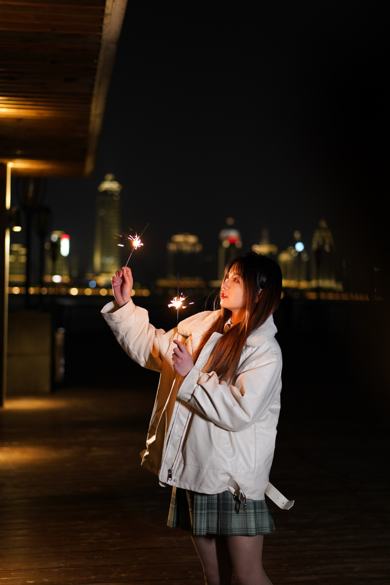 夜景仙女玩仙女棒