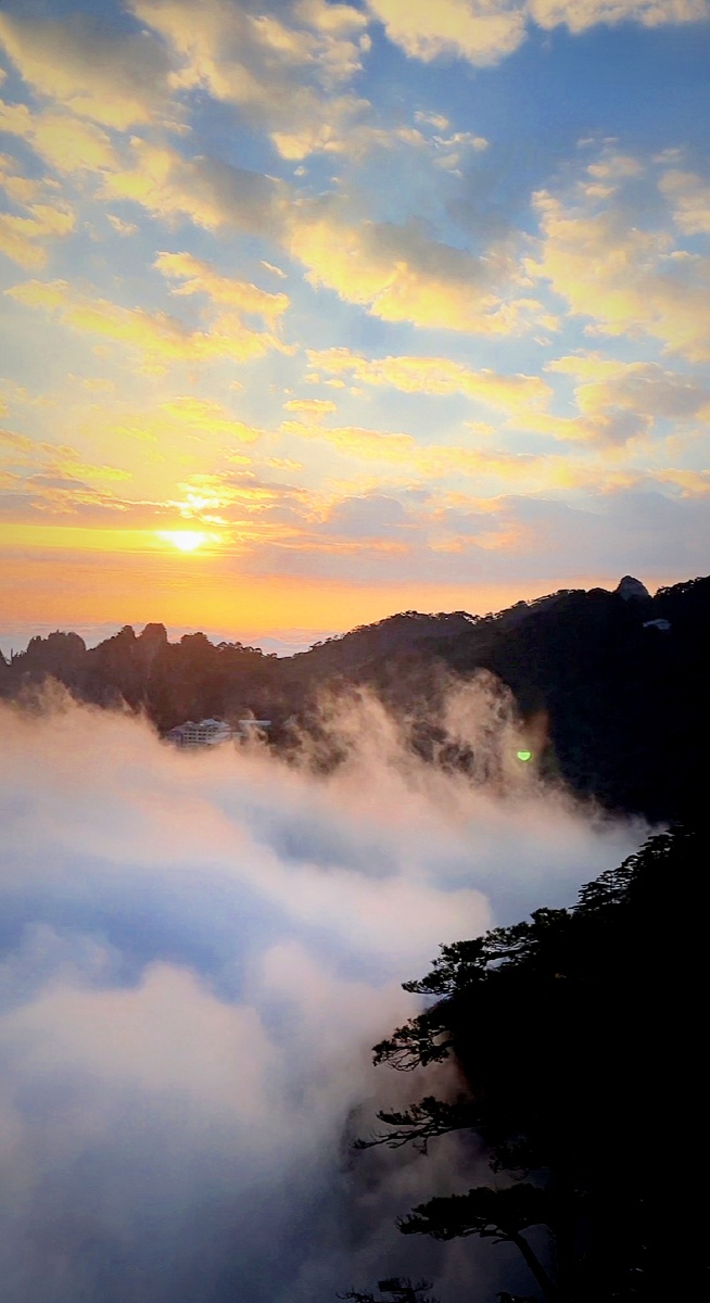朝霞映云海～安徽黄山清晨的景色