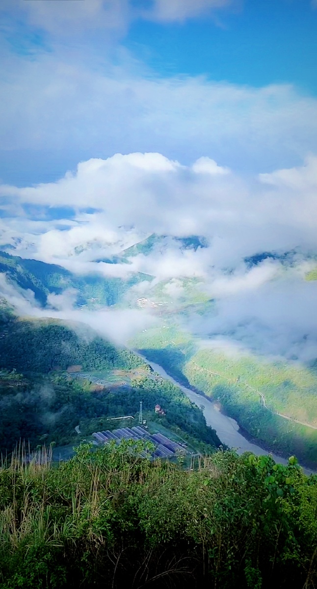 雅鲁藏布白云绕山间