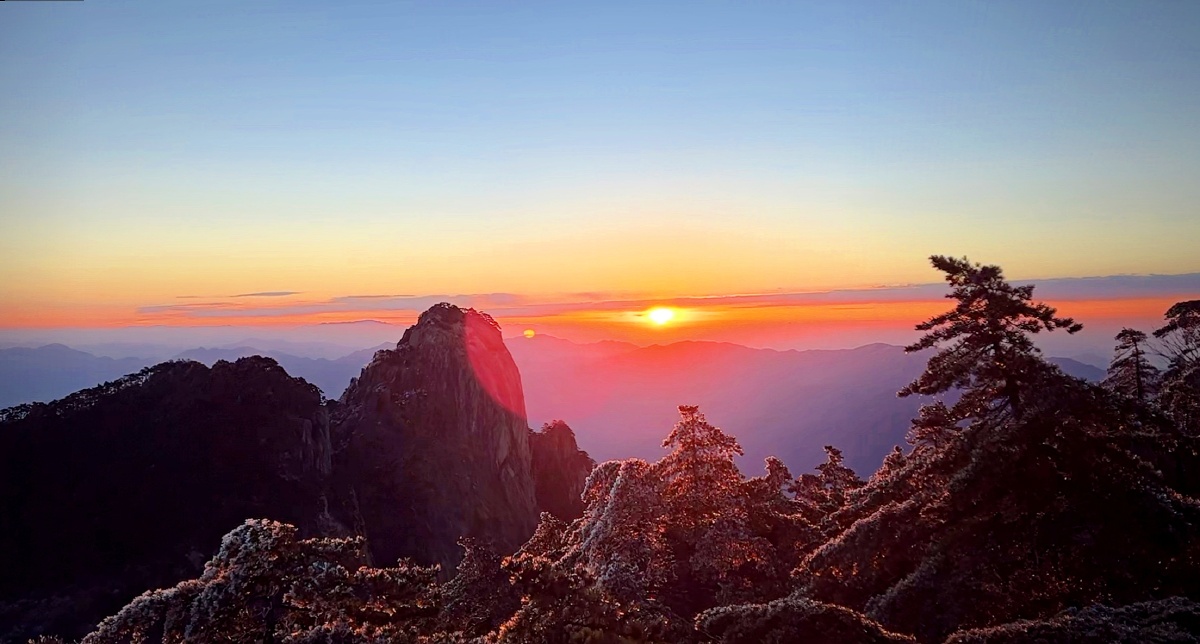 冬日初升安徽黄山日出
