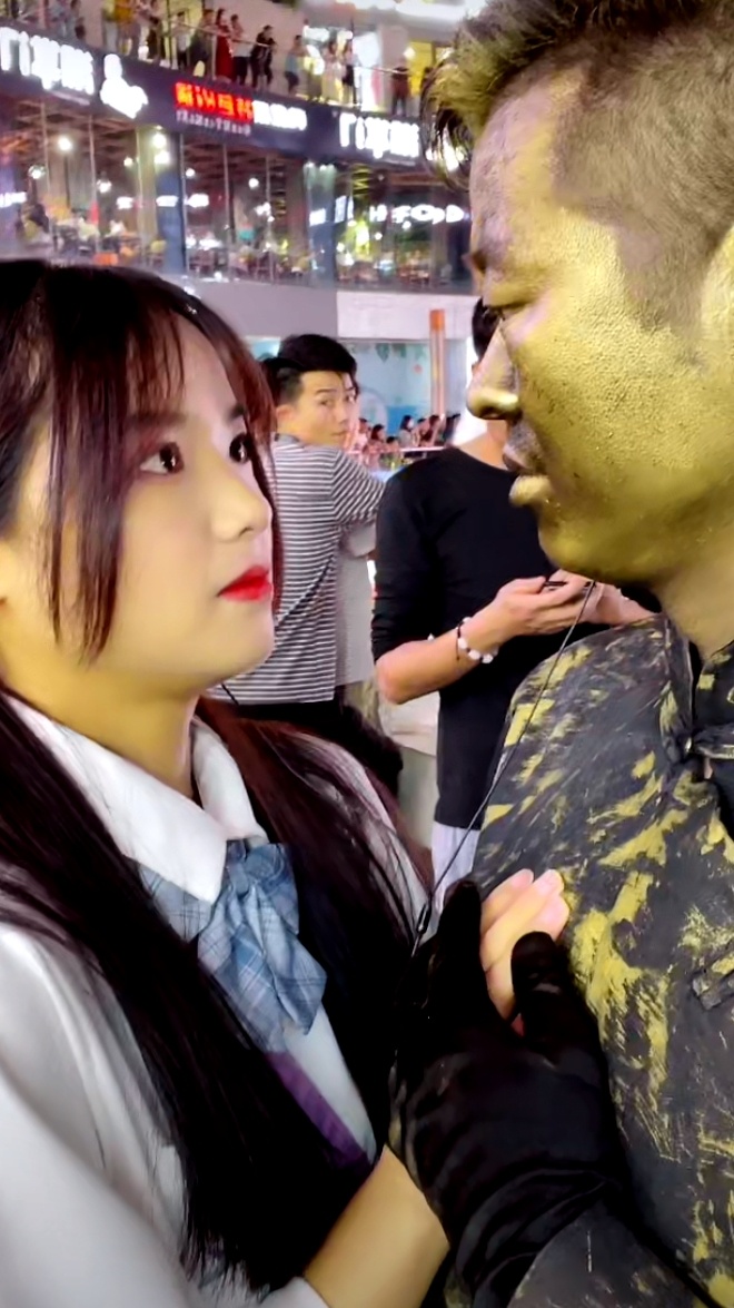 铜人宝哥与美女深情对视