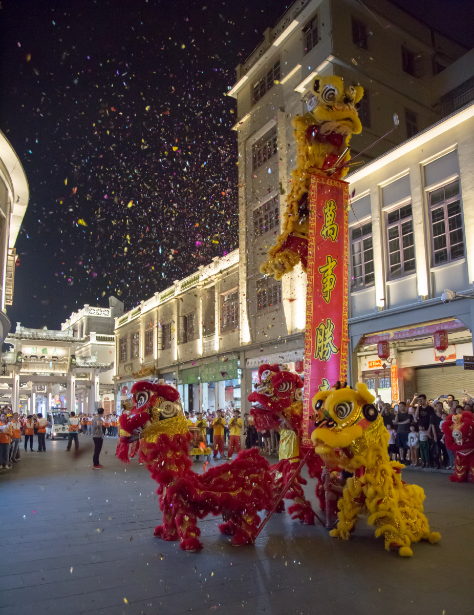 《舞狮表演》于2019年4月10日在潮州市太平路拍摄,图为舞狮表演.