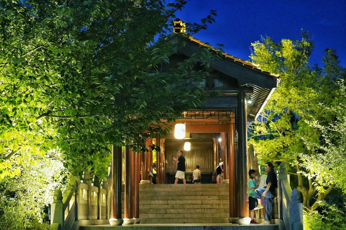 尚湖夜景夜幕降临尚湖畔灯光璀璨湖中凉亭在深邃夜空下流光溢彩美轮美