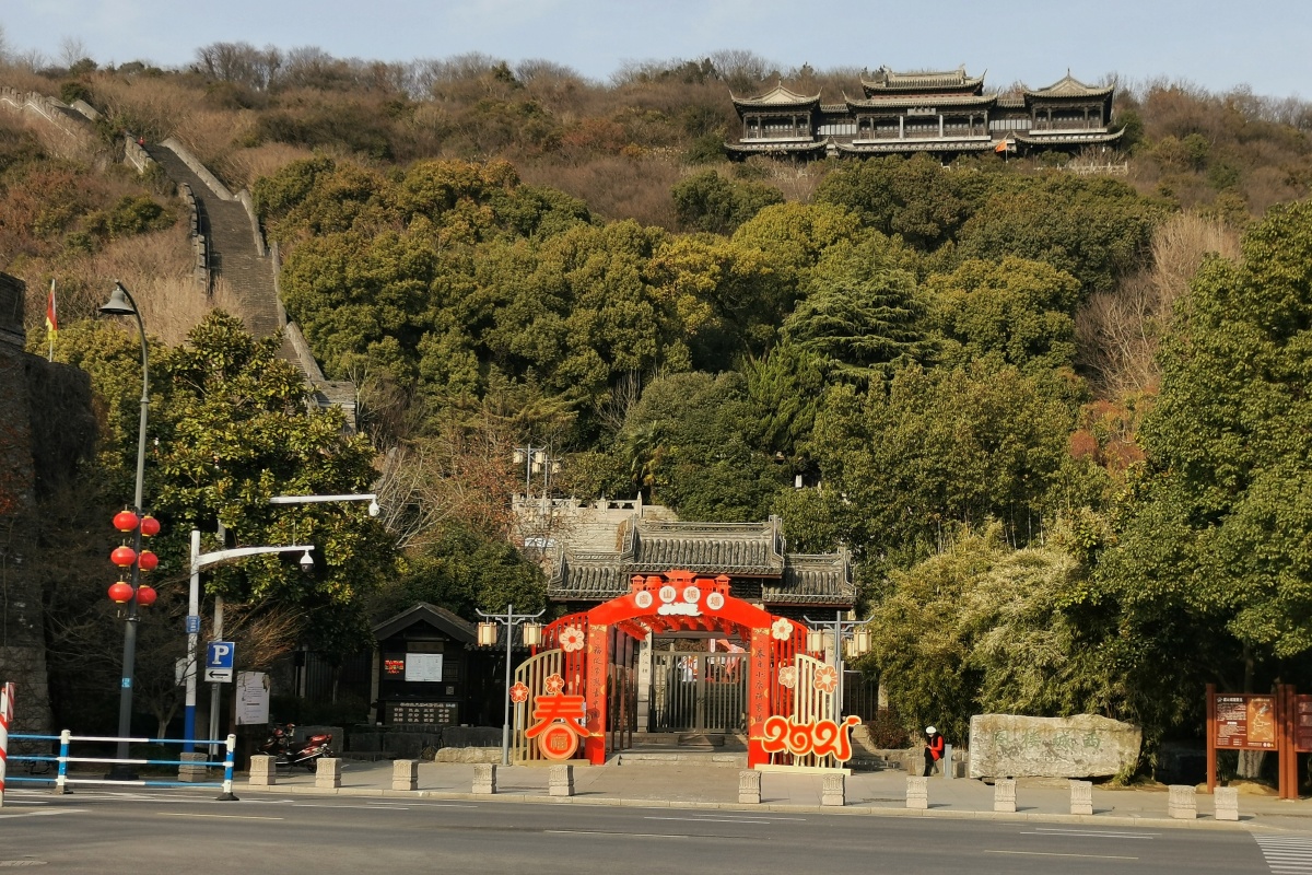 常熟阜成门城楼上彩旗飘飘,张灯结彩,一派喜庆的景象.