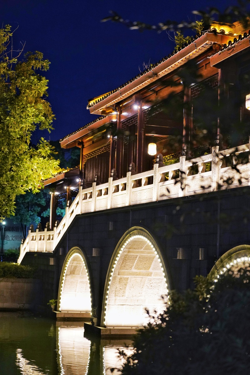 尚湖夜景夜幕降临尚湖畔灯光璀璨湖中凉亭在深邃夜空下流光溢彩美轮美