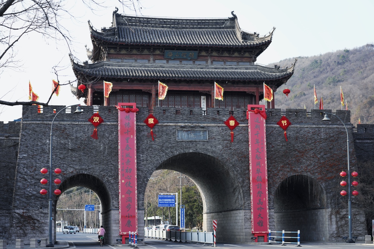 常熟阜成门城楼上彩旗飘飘,张灯结彩,一派喜庆的景象.