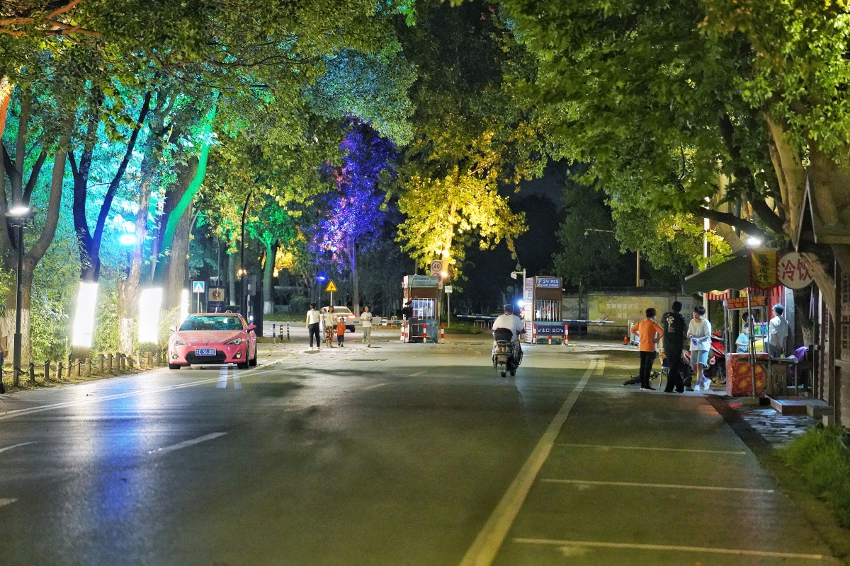 尚湖夜景夜幕降临尚湖畔灯光璀璨湖中凉亭在深邃夜空下流光溢彩美轮美