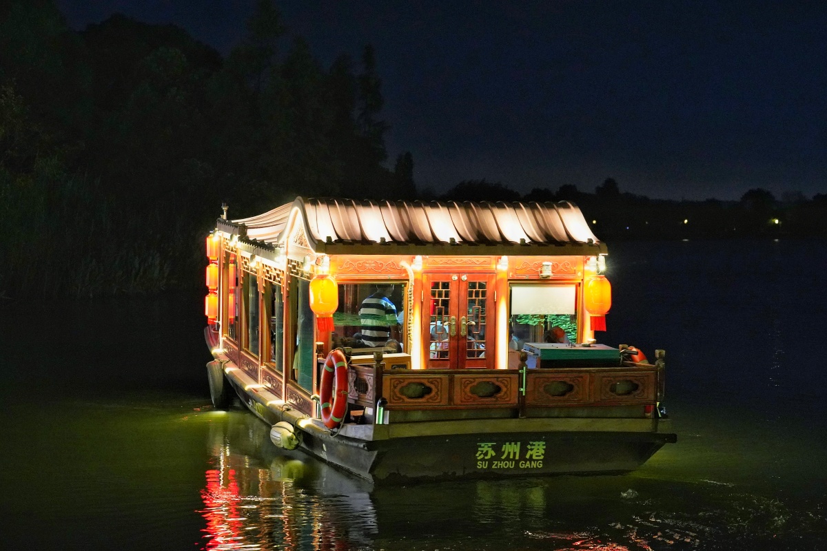 尚湖夜景夜幕降临尚湖畔灯光璀璨湖中凉亭在深邃夜空下流光溢彩美轮美