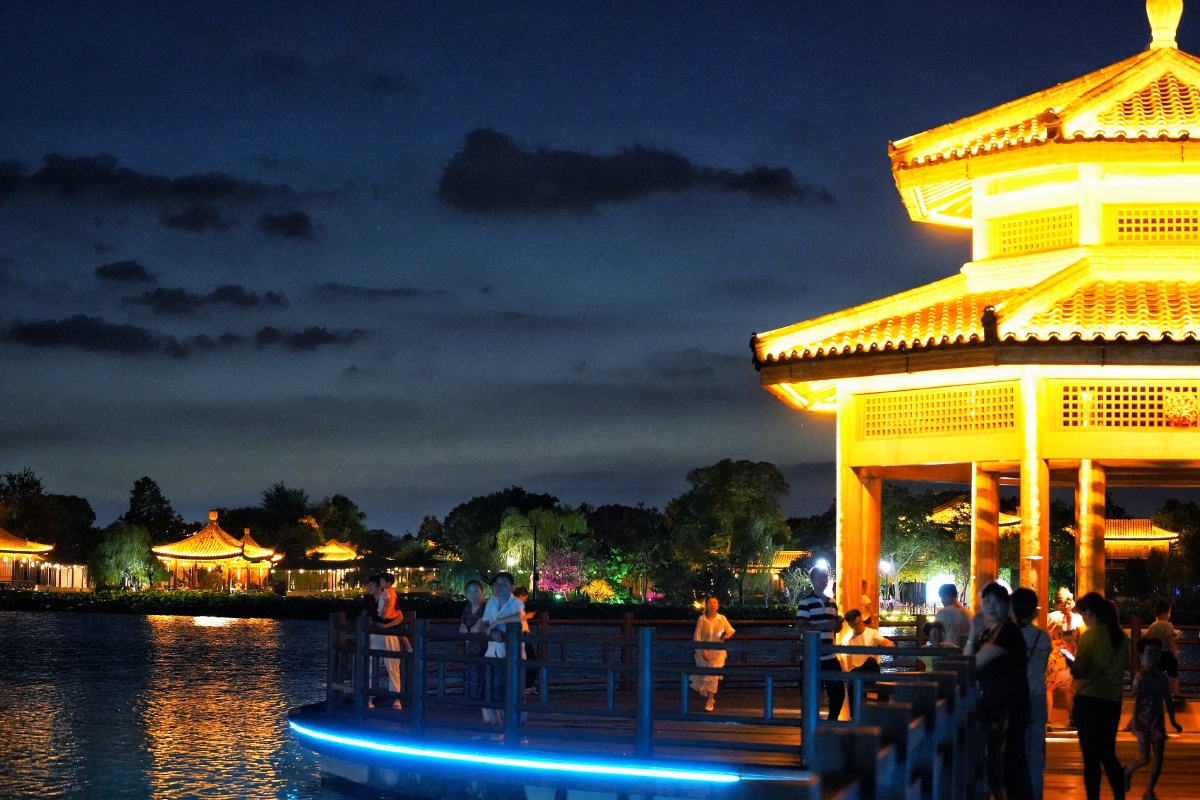 尚湖夜景夜幕降临尚湖畔灯光璀璨湖中凉亭在深邃夜空下流光溢彩美轮美