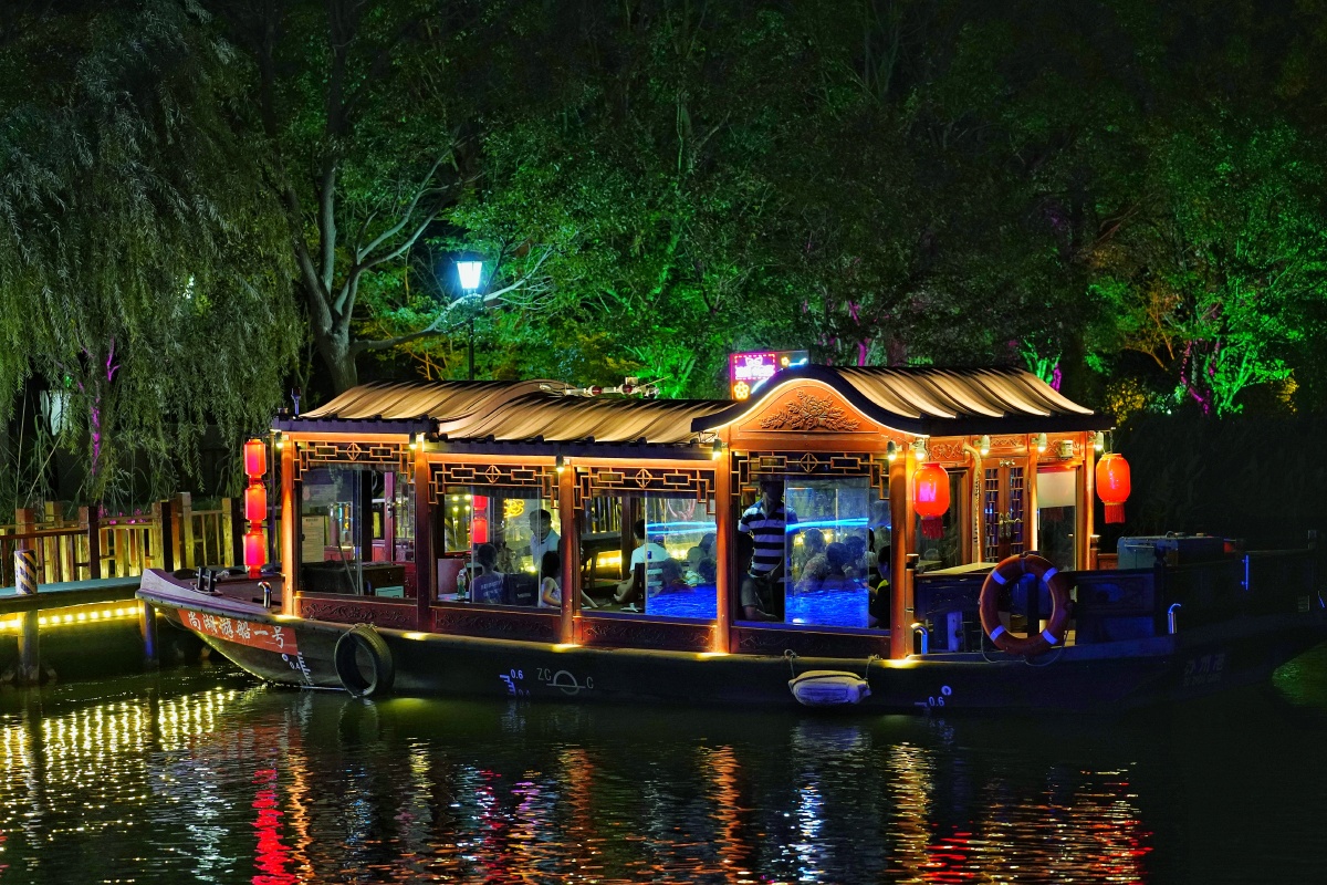 尚湖夜景夜幕降临尚湖畔灯光璀璨湖中凉亭在深邃夜空下流光溢彩美轮美