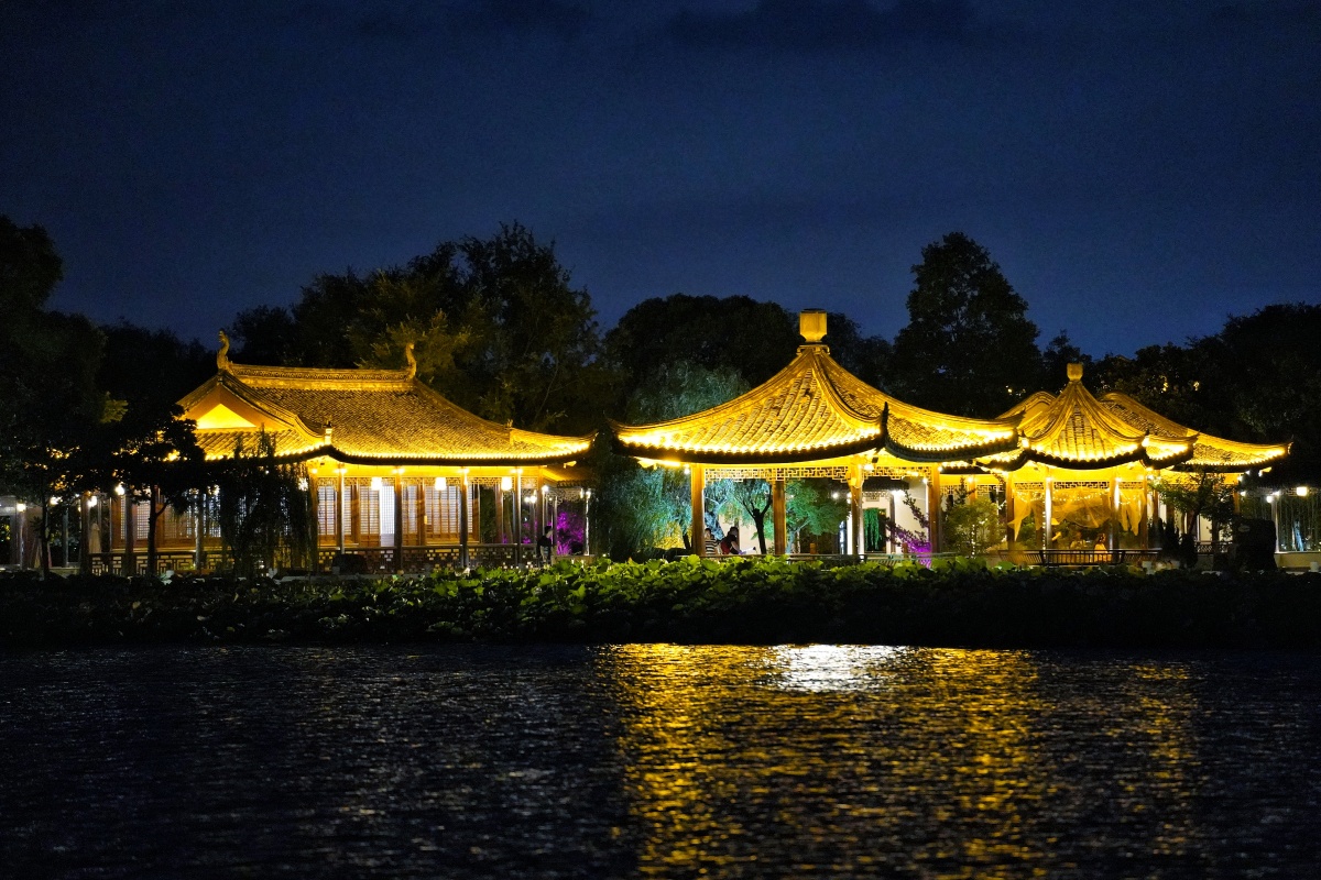 尚湖夜景夜幕降临尚湖畔灯光璀璨湖中凉亭在深邃夜空下流光溢彩美轮美
