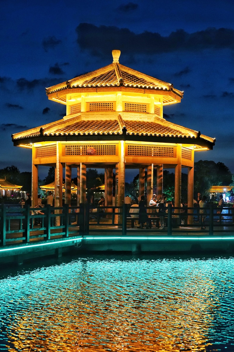 尚湖夜景夜幕降临尚湖畔灯光璀璨湖中凉亭在深邃夜空下流光溢彩美轮美