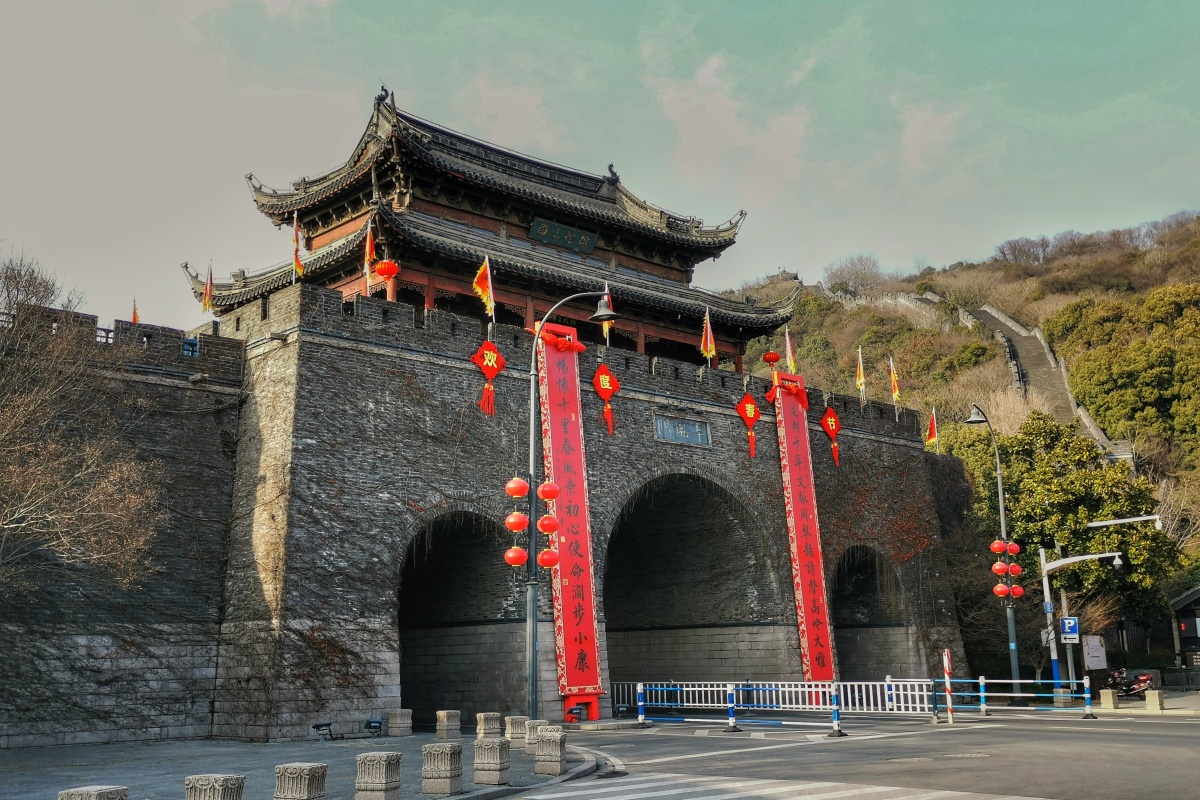 常熟阜成门城楼上彩旗飘飘,张灯结彩,一派喜庆的景象.