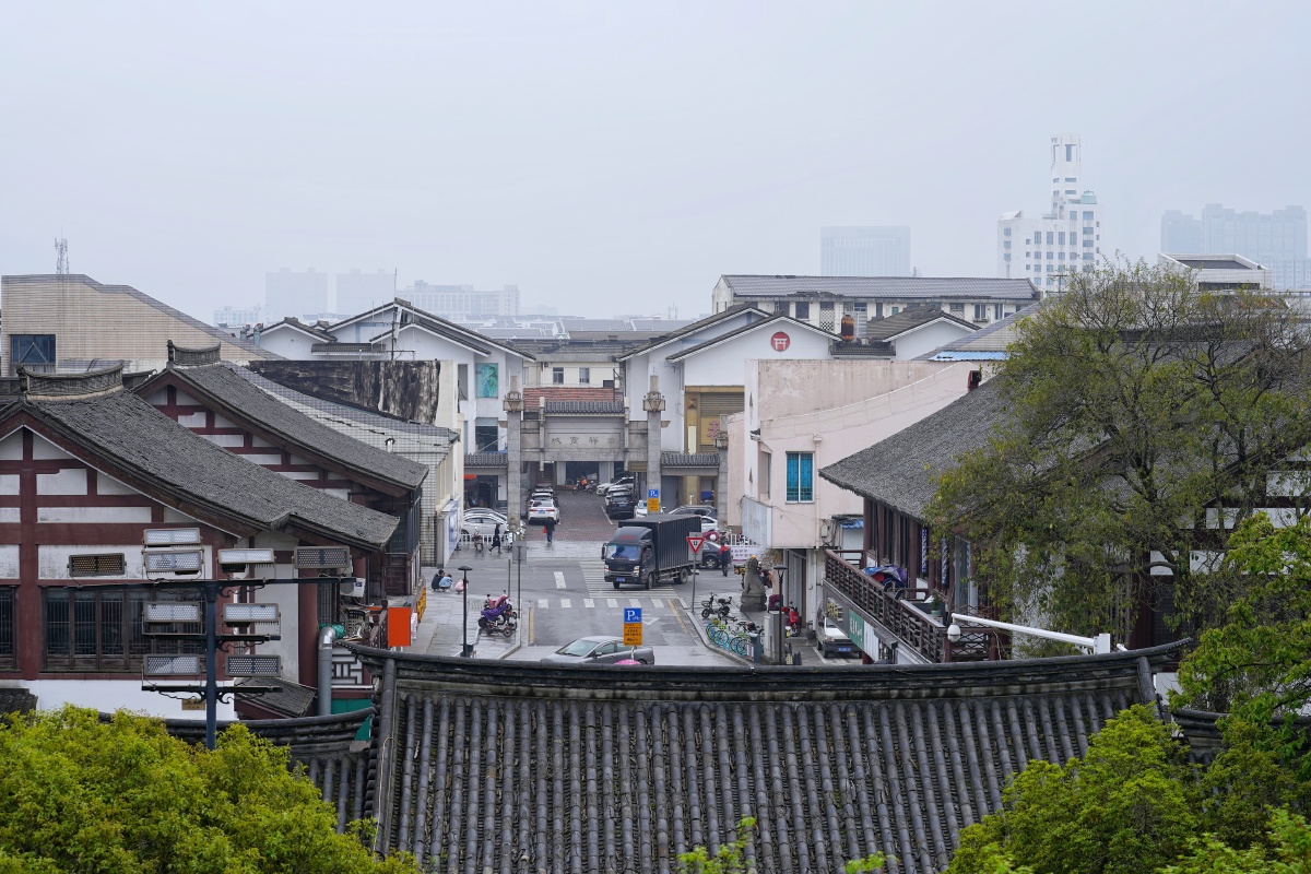 扶栏远眺常熟方塔园郁郁葱葱方塔园内扶栏远眺虞山连绵起伏山脚下民宅