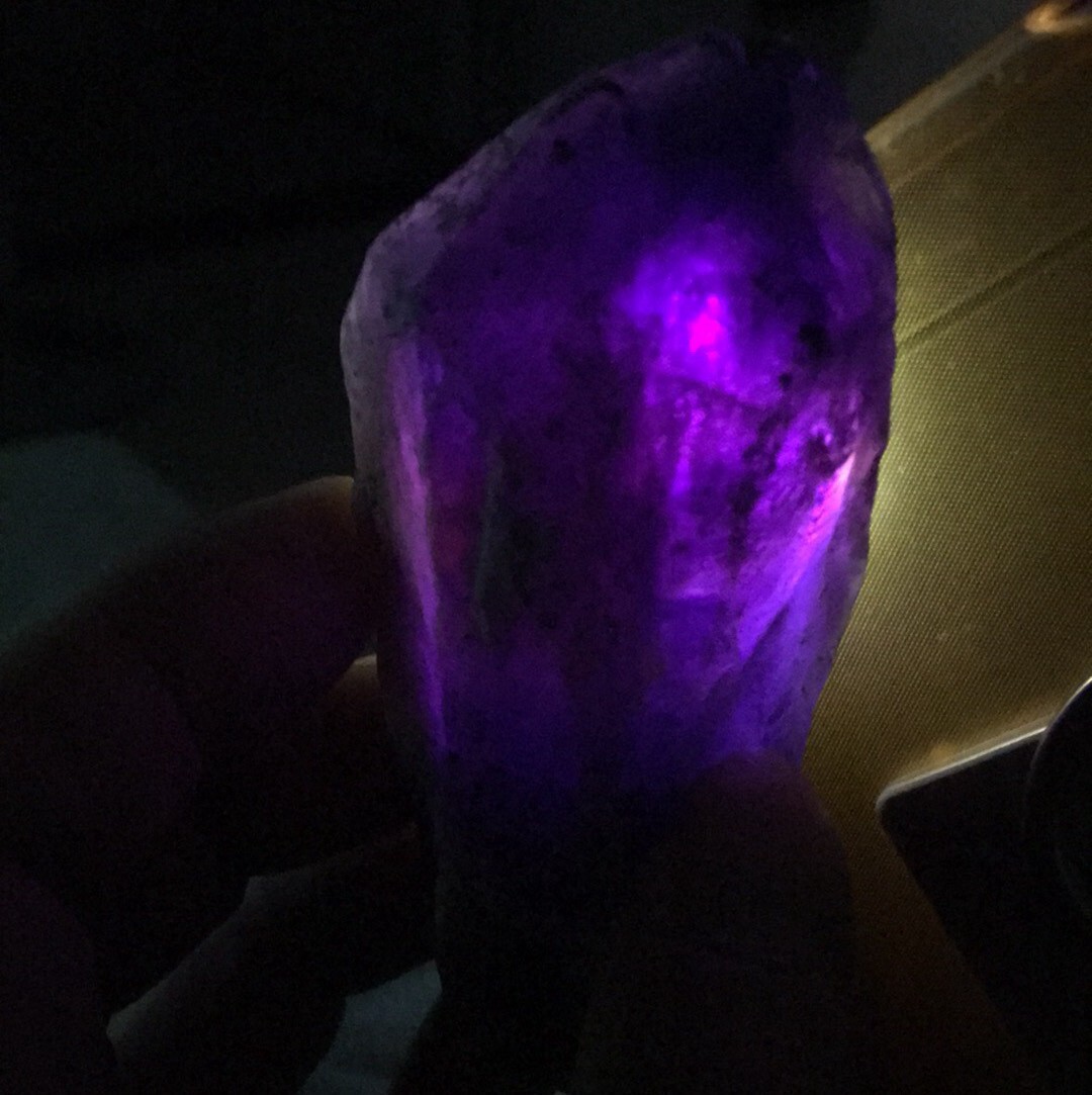 紫晶石原石如何辨别,紫水晶和紫萤石的区别在于晶体形状不同