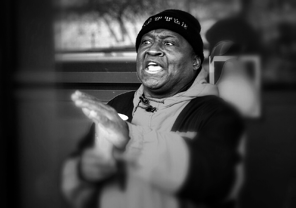 美国西雅图,一位黑人在街边独自高歌,声音浑厚动人,却无一个