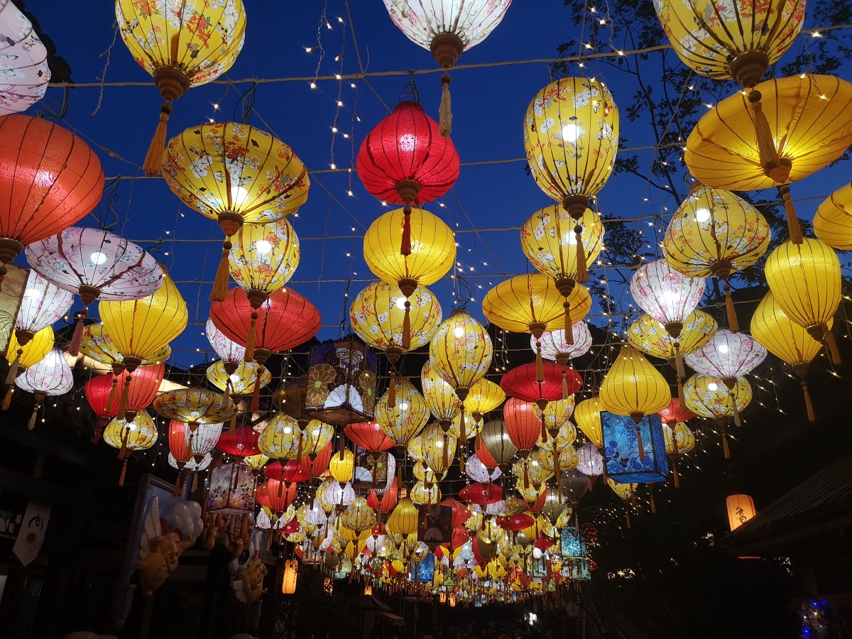 满街花灯