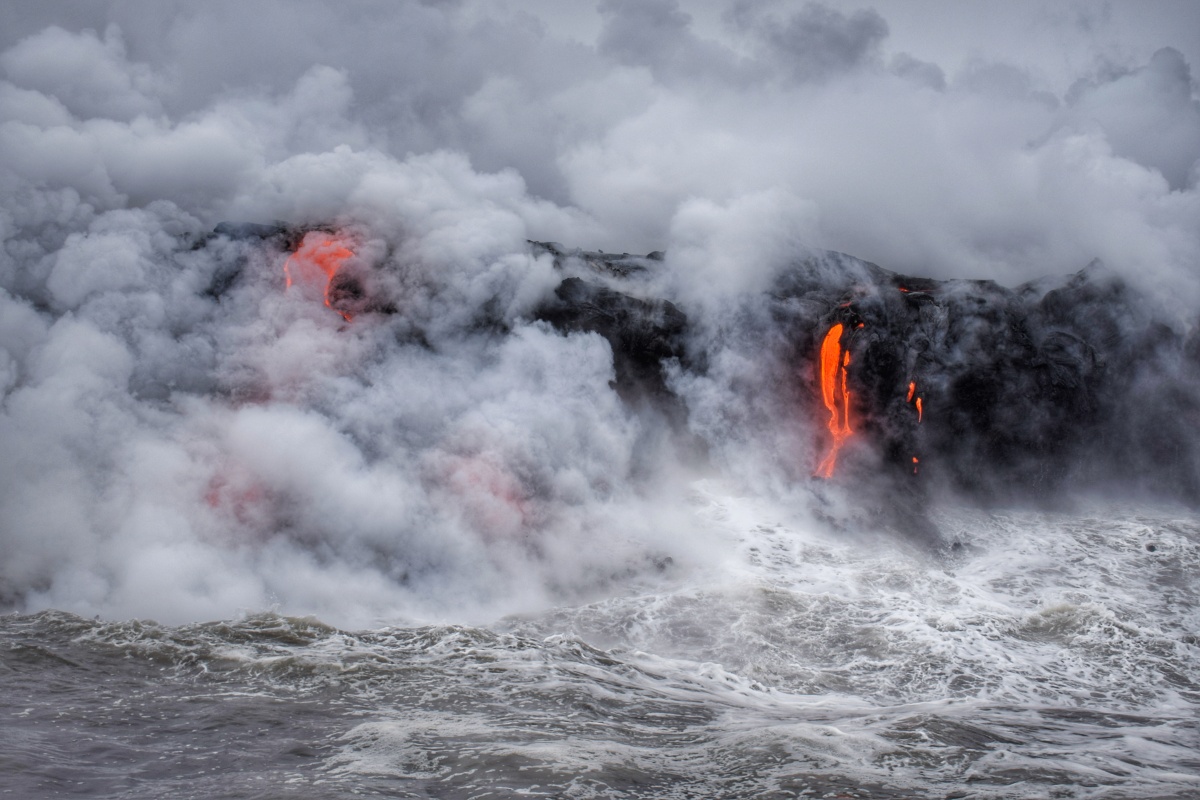 夏威夷火山岩浆入海.在两栖船上颠簸一个小时才能拍到的壮观景色.