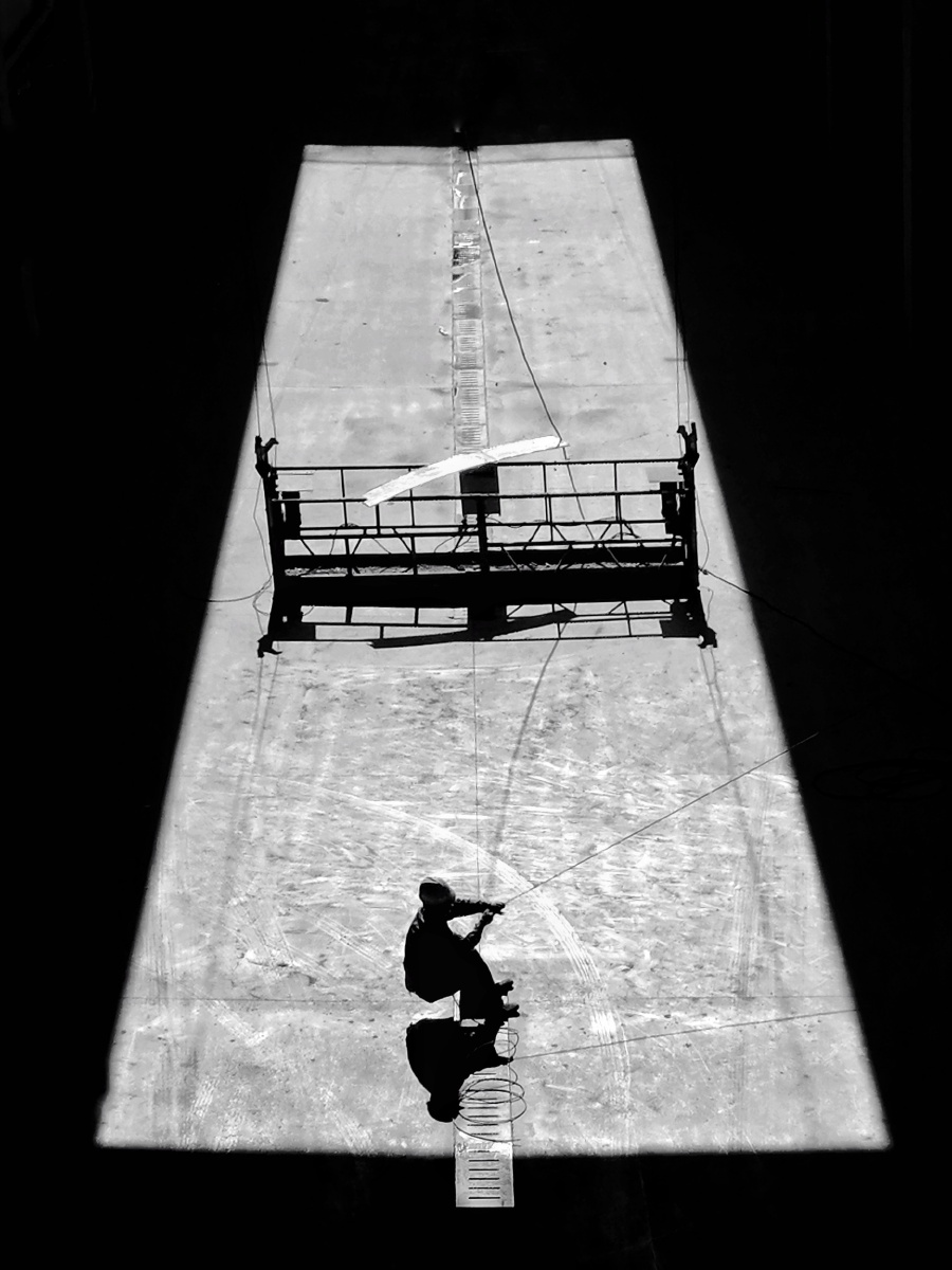 一位建筑工人,整在使劲拉东西.