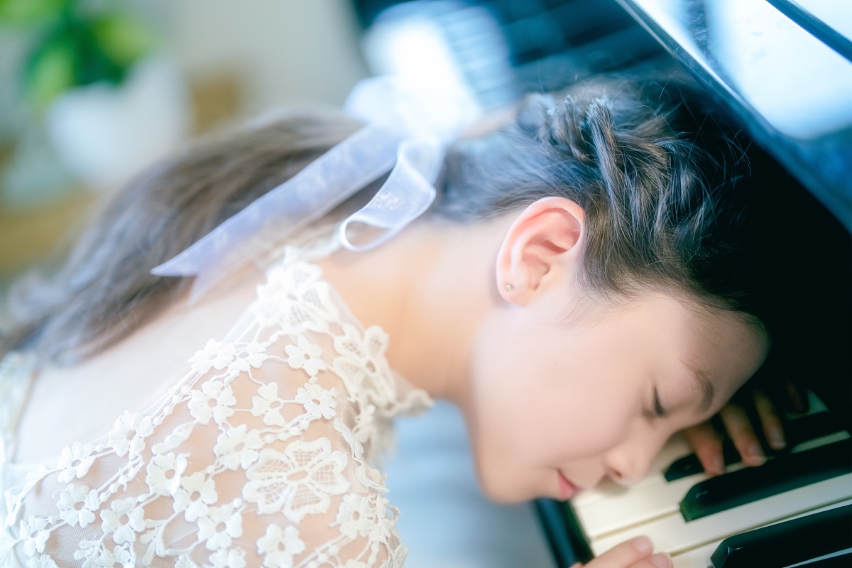 女孩钢琴写真