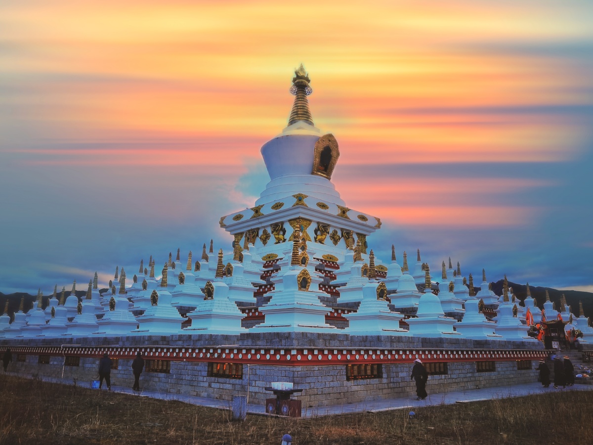 这边风景尊胜塔林手机摄于甘孜州稻城