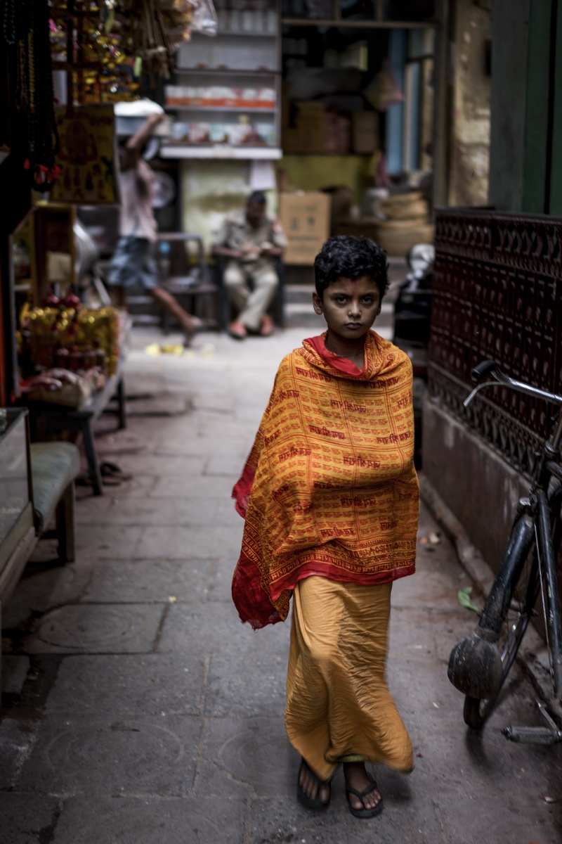 瓦拉纳西,印度.一个小圣人穿过曲曲折折的小巷