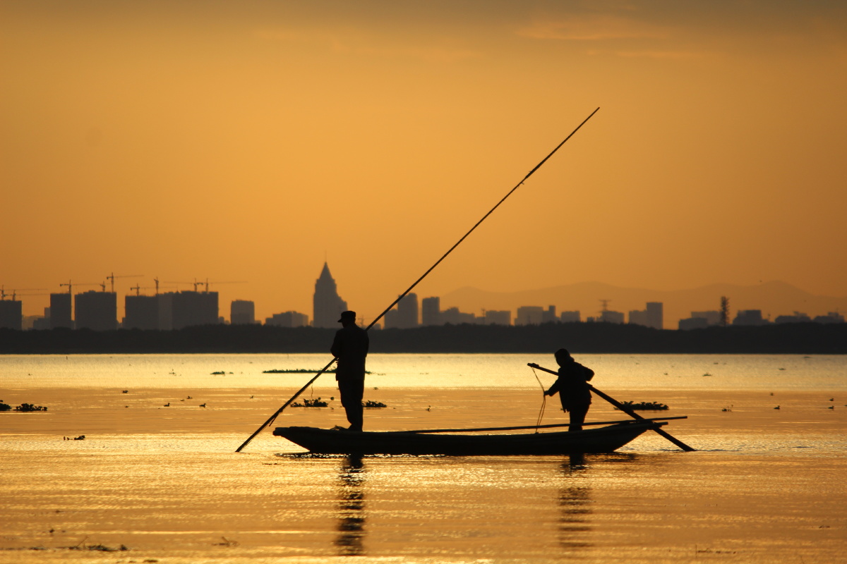 渔作夕阳下的渔民原图未处理