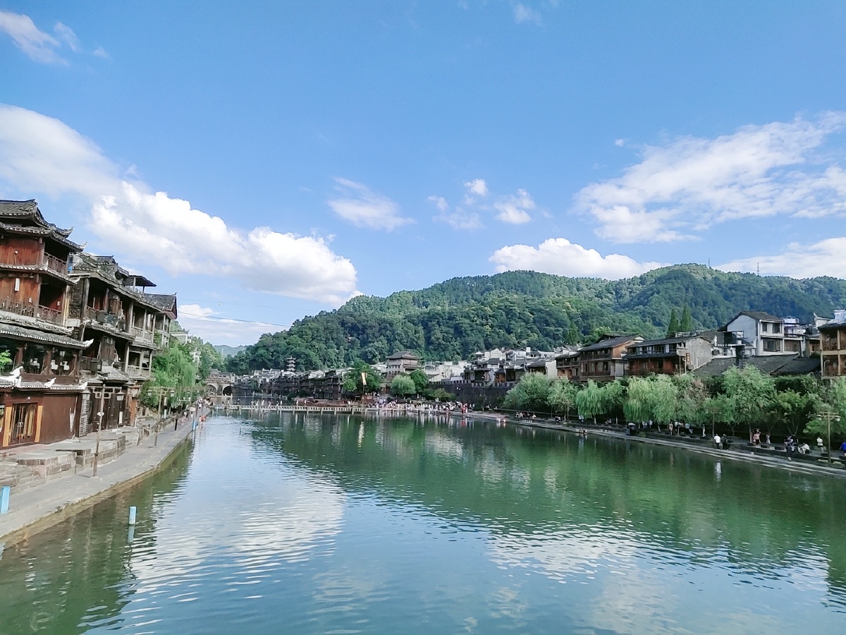 中国最美小县城凤凰古城沱江风光