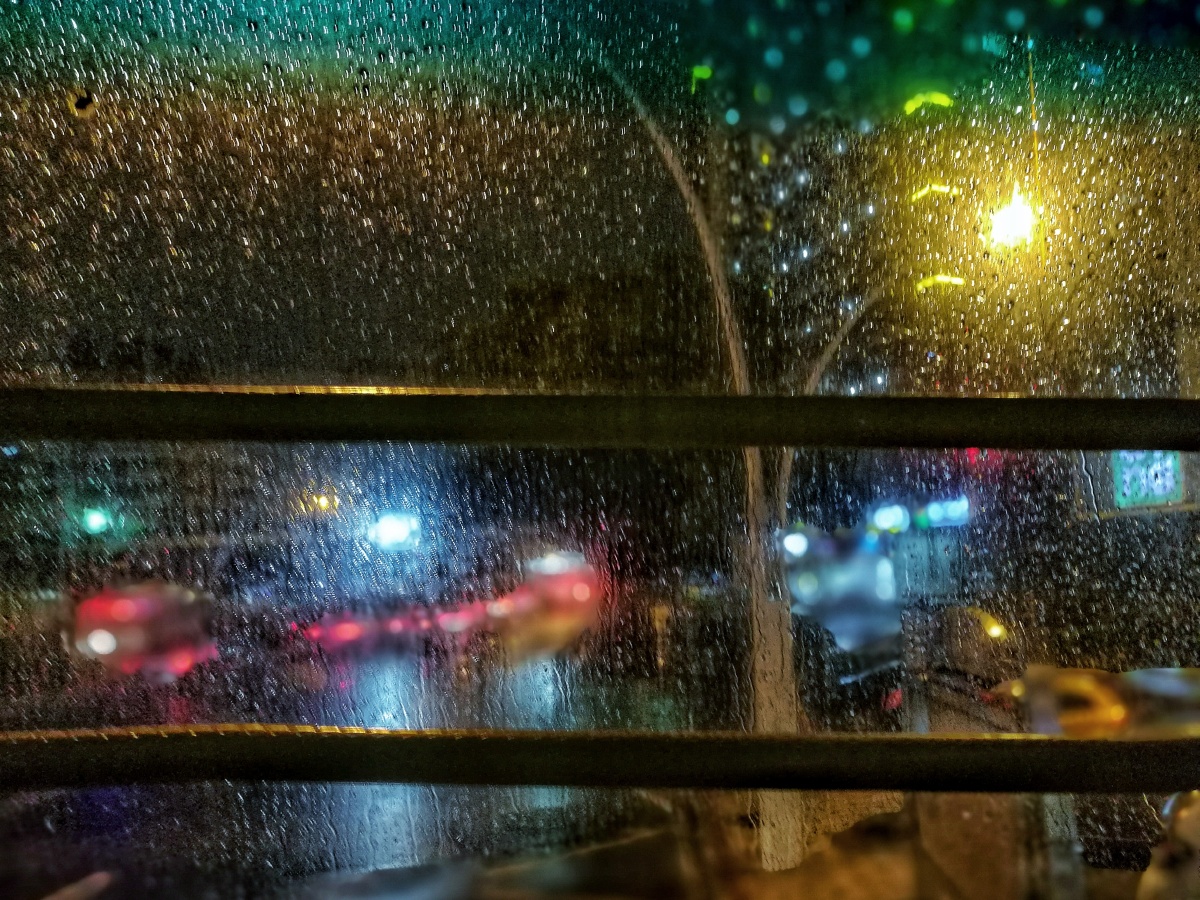 雨天的公交车窗.