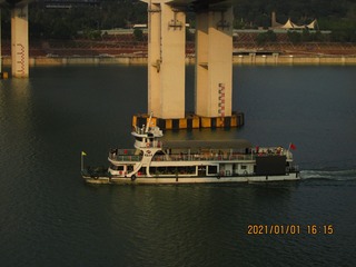 976001
