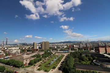 892571