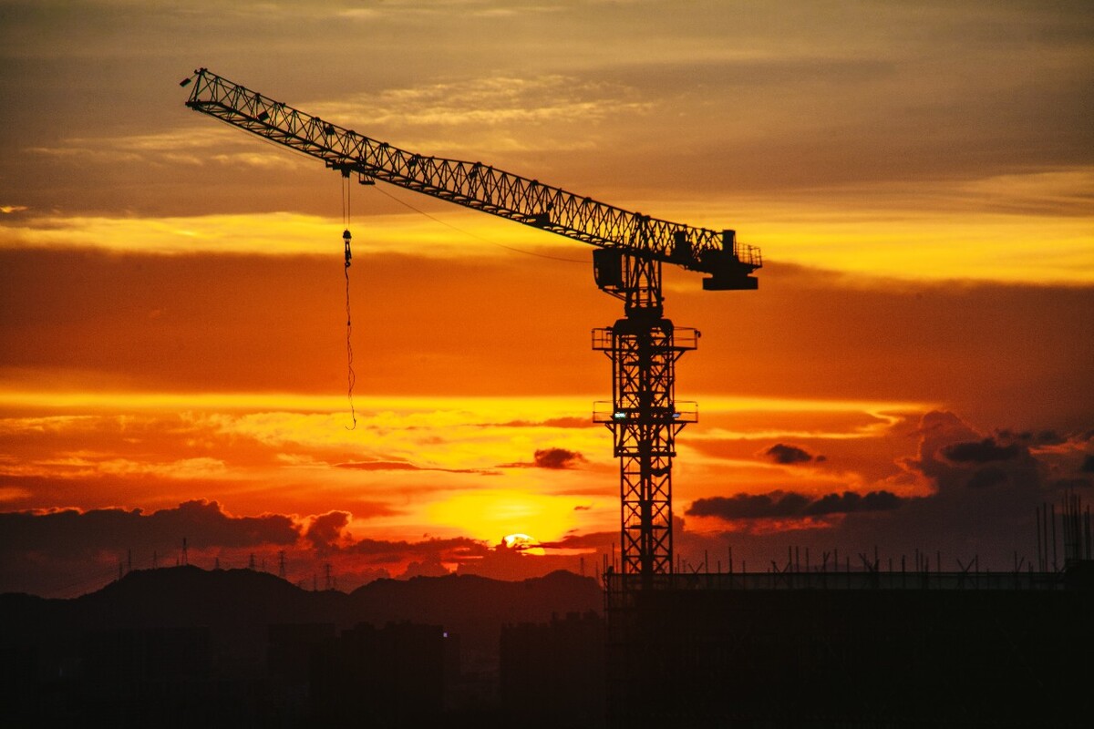 夕阳下的建筑工地