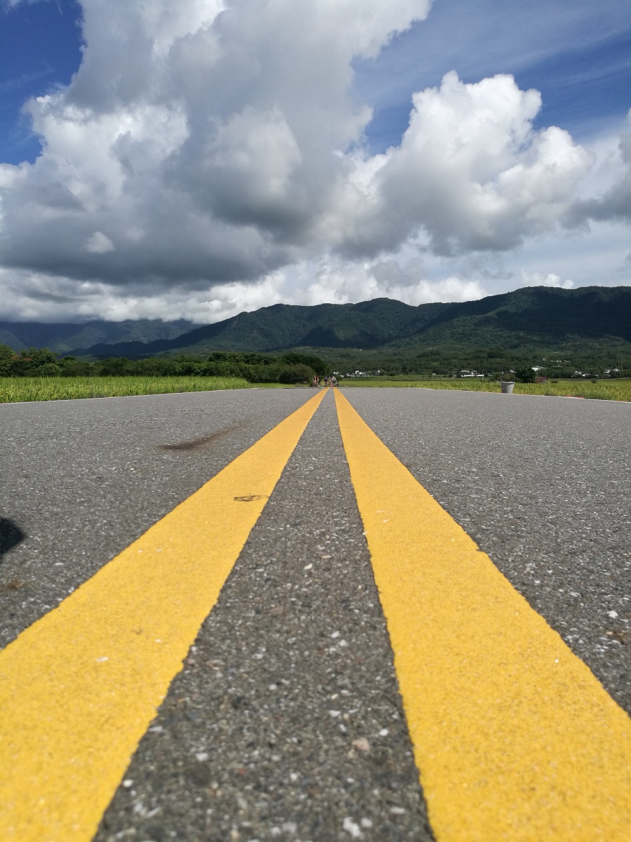台湾 伯朗大道 蓝天 白云 公路