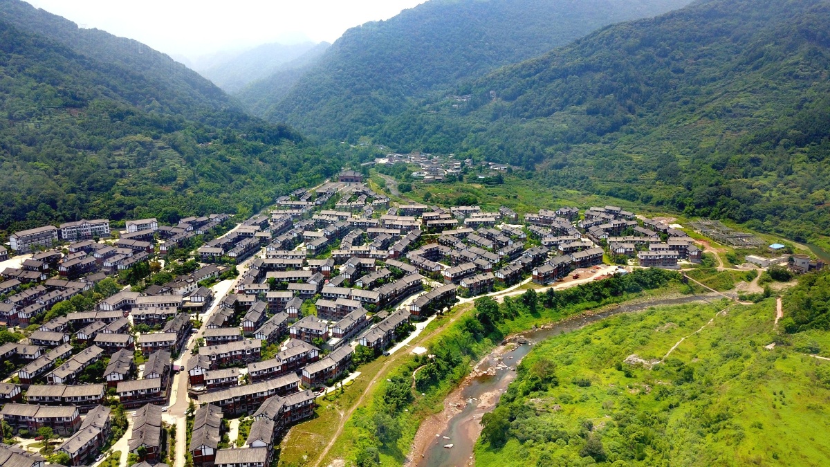 鸟瞰峨眉山下"黄湾小镇"