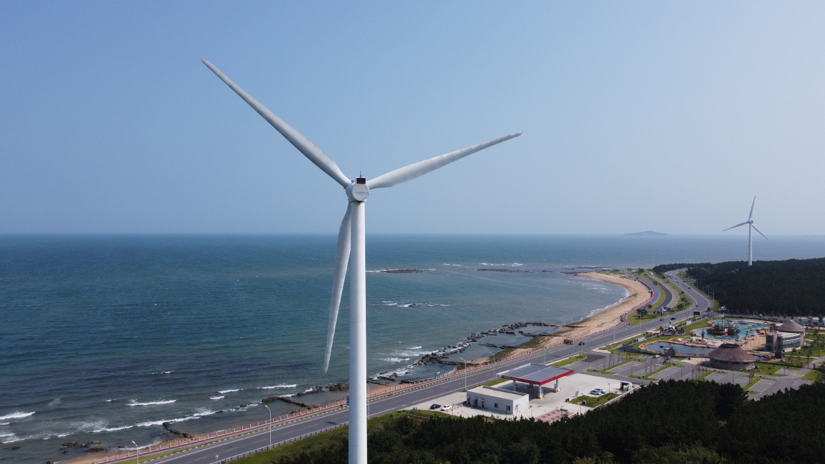 海边公路的风车威海的滨海大道