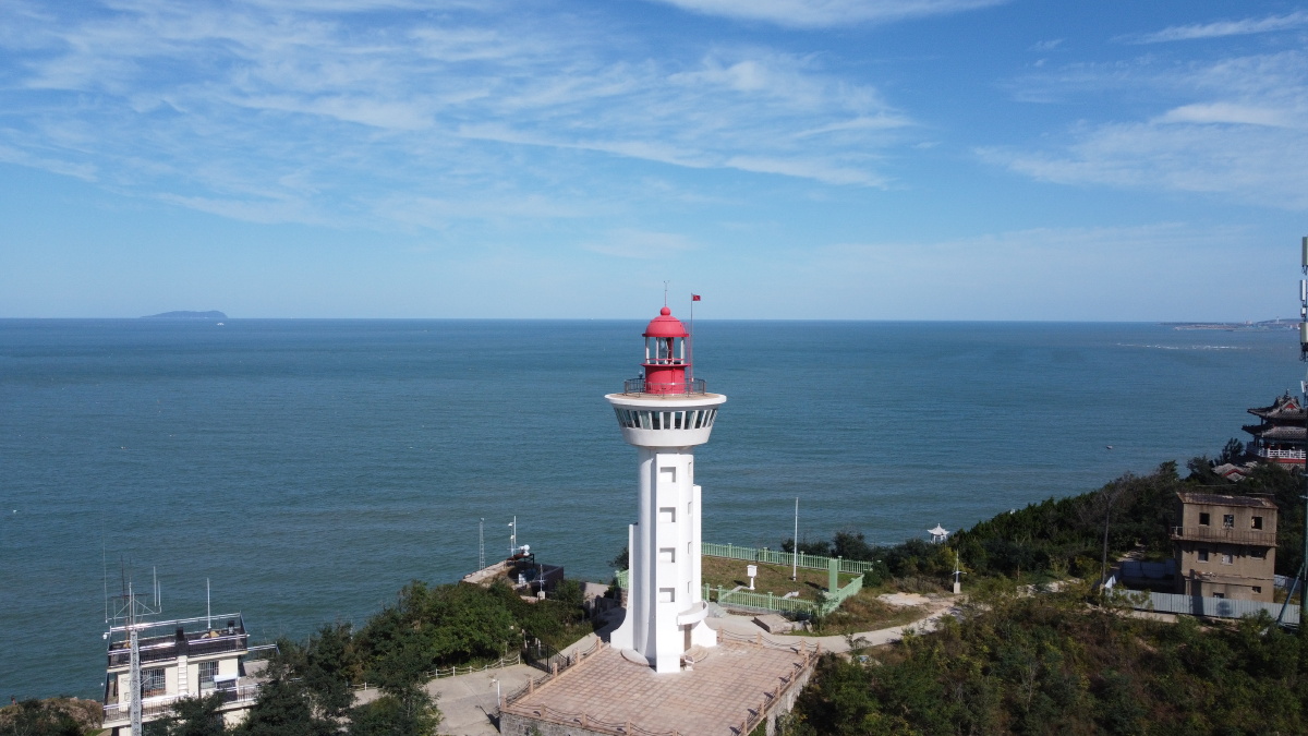 山东烟台蓬莱蓬莱阁蓝天大海城市灯塔