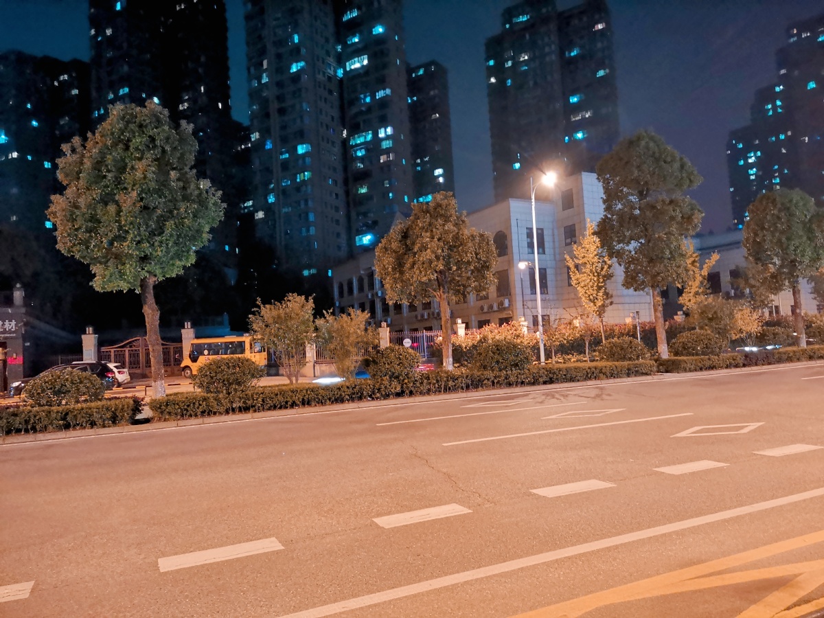 城市的夜景,繁华而热闹,美丽而迷人,每当夜幕降临的时候,变成灯的海洋
