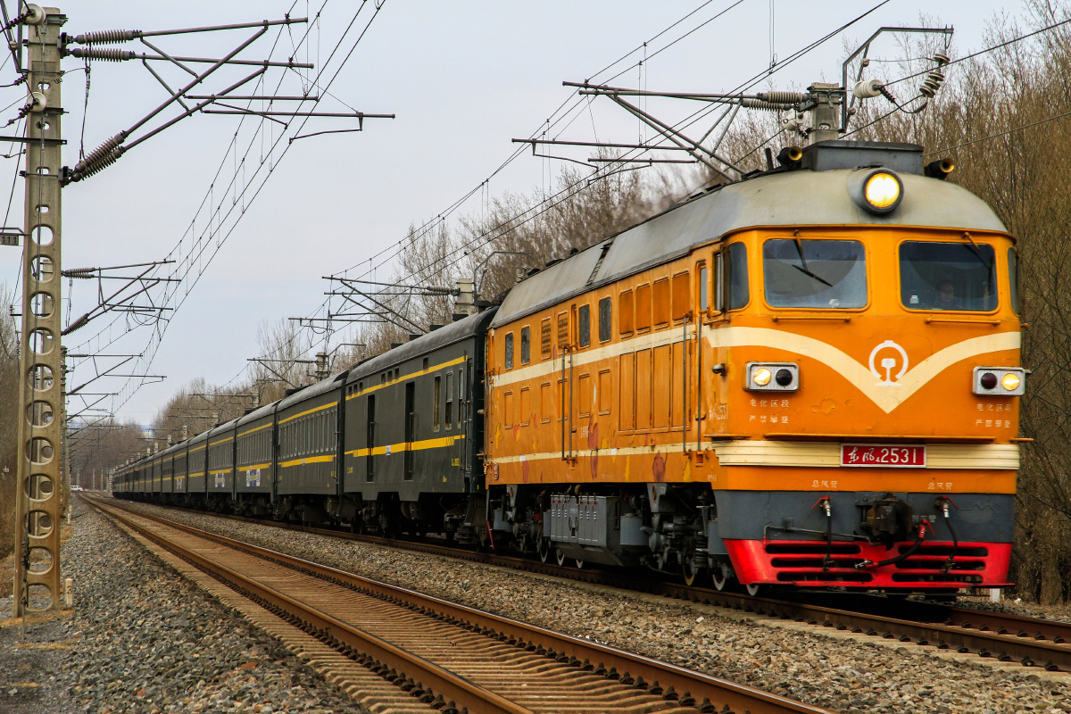 2017年2月16号,df4b-2531牵引k7702次接近京承铁路牛栏山站