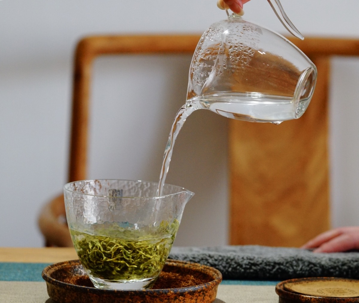 蒙顶甘露的冲泡,茶遇水后一点点的舒展,清新的板栗香逐渐融于空气,融
