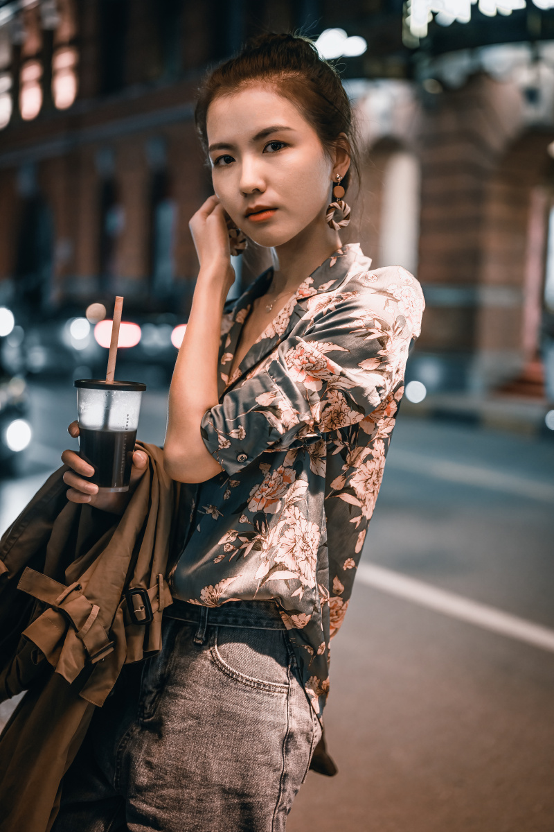 上海外滩源街拍高级灰夜景人像拍摄器材z75018高感大光圈后期lrps出镜