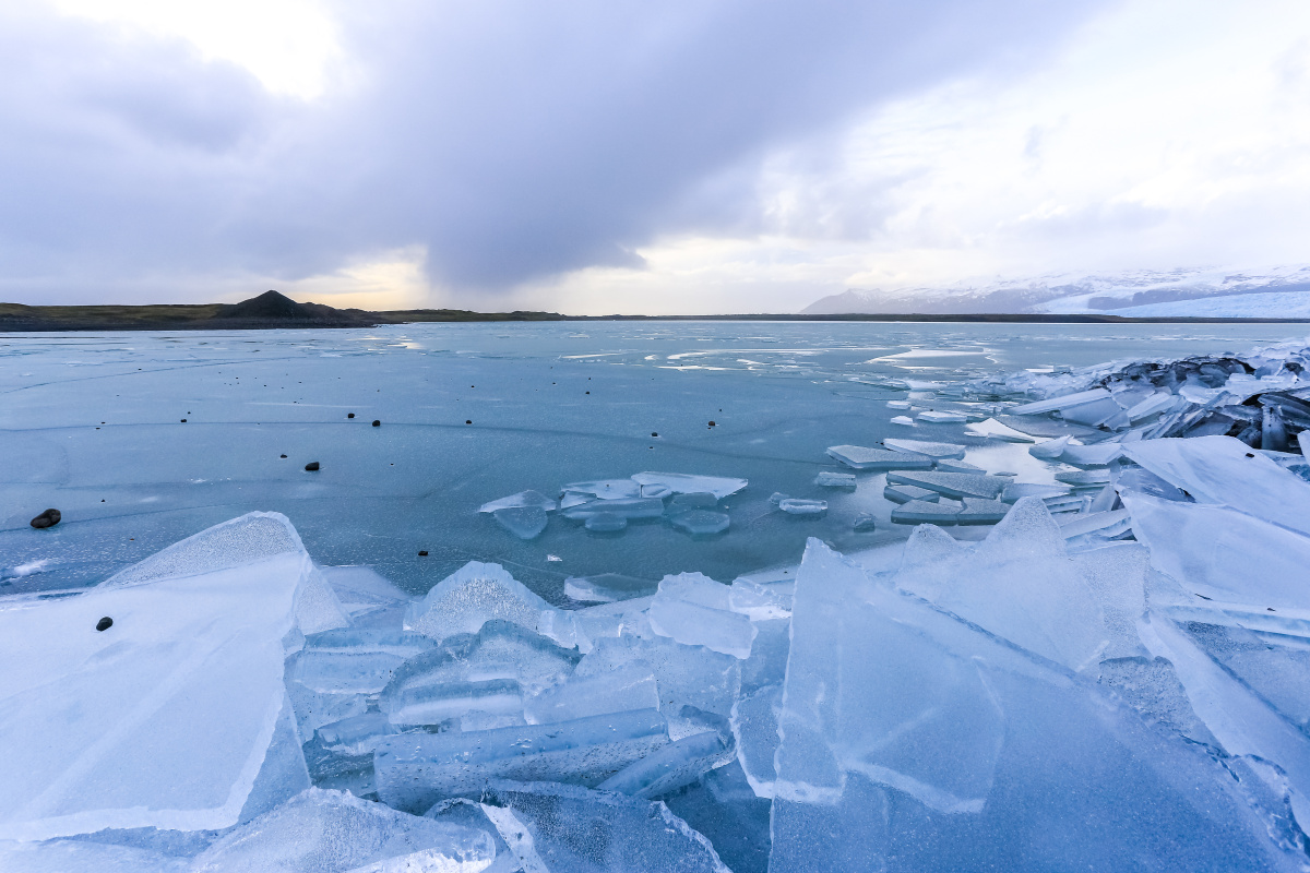 冰河湖_1 br /> 湖边布满薄冰碎冰