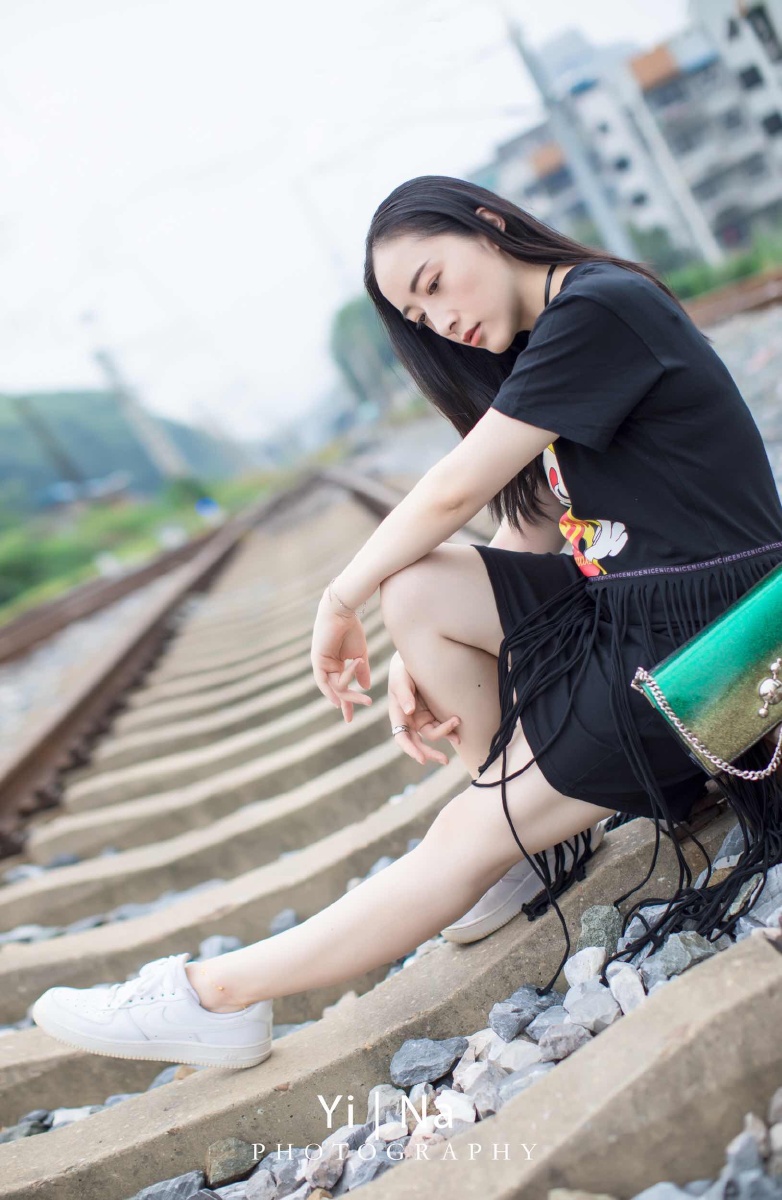 铁轨上的小姐姐