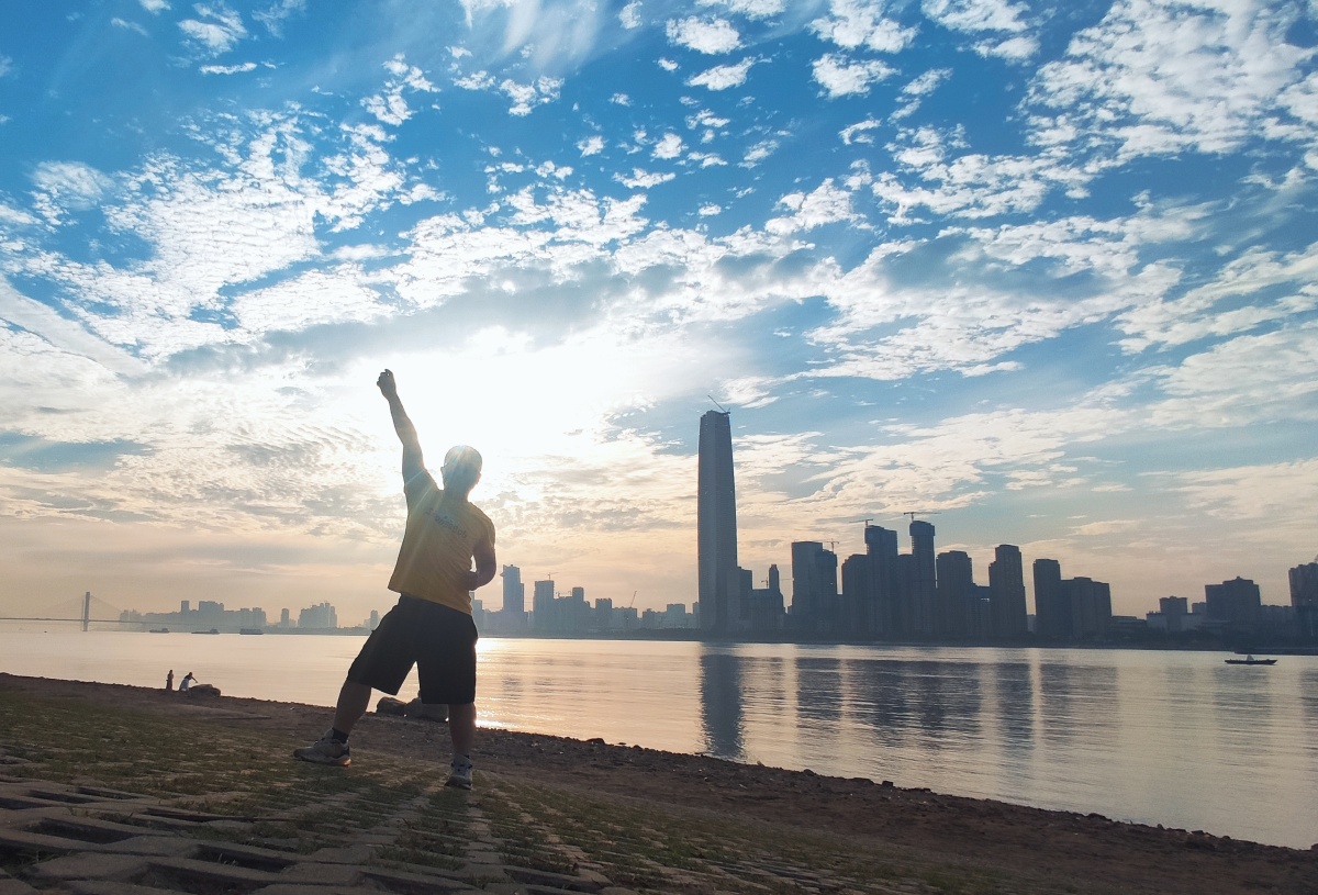 623江滩日出晨跑自拍纪念没带自拍杆用的小米手环